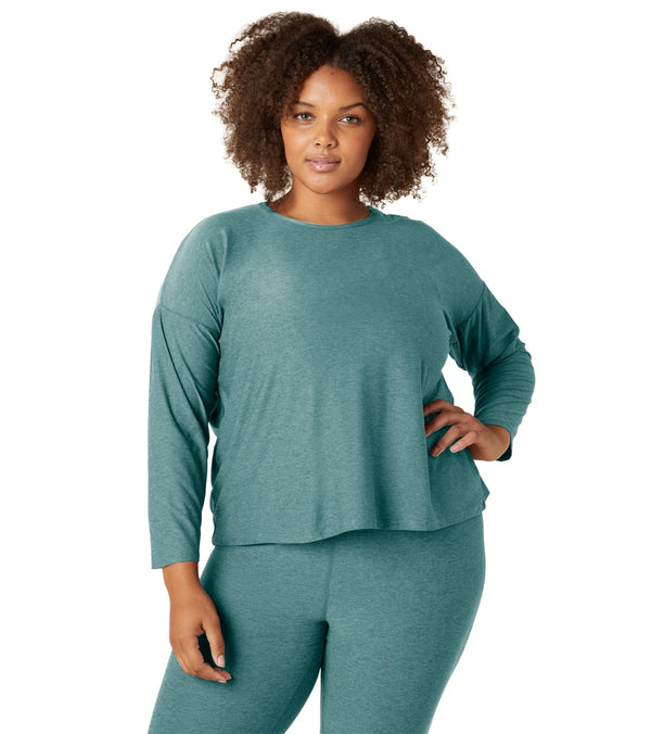 Beyond Yoga women's pullover in Rainforest Blue Heather, designed for yoga practice. This long-sleeve top offers comfort and style, perfect for enhancing your yoga wardrobe. Ideal for those seeking high-quality yoga apparel.