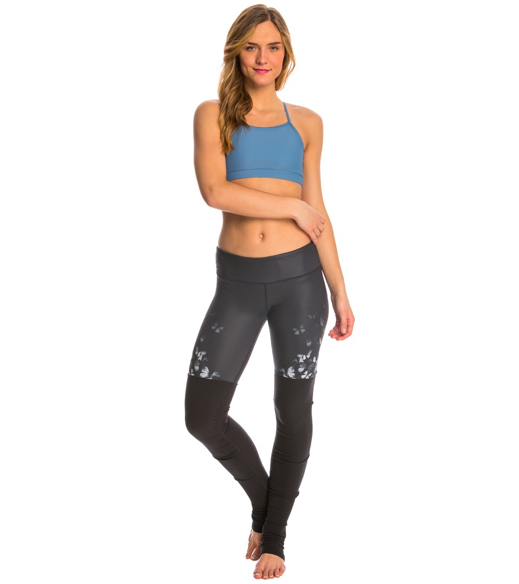 Alo Yoga Printed Goddess Yoga Leggings at YogaOutlet.com –